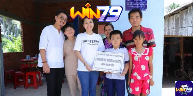 Lâm Vỹ Dạ - Hứa Minh Đạt làm từ thiện tại cổng game W79 - TAVON
