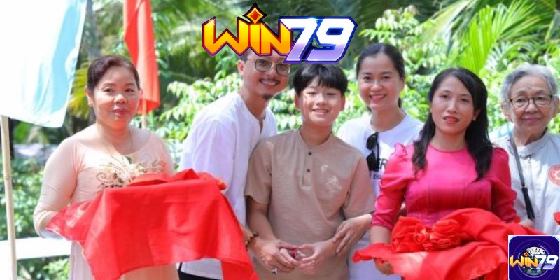 Lâm Vỹ Dạ - Hứa Minh Đạt làm từ thiện tại cổng game W79 - TAVON